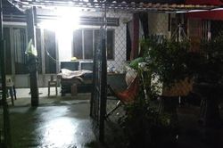 Xin vào nhà trú mưa, người đàn ông bất ngờ tử vong