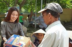 Tố My hạnh phúc khi đi làm từ thiện cùng Quang Lê và học trò