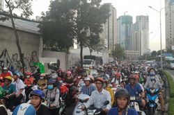 Giải cứu 'rốn ngập' ở TP.HCM, nhiều tuyến đường kẹt cứng