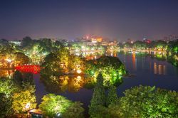 Xanh xanh thắm bầu trời xanh Hà Nội…