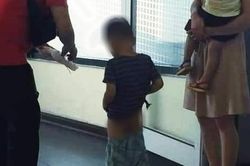 Xôn xao hình ảnh vợ chồng trẻ thản nhiên cho con đi tiểu ngay giữa lối đi tại sân bay