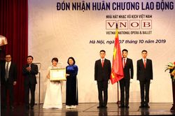 Nhà hát Nhạc vũ kịch Việt Nam đón Huân chương Lao động hạng Nhì