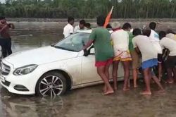 Đẩy xe Mercedes mắc kẹt trên bờ biển, chặt chém chủ xe 1.000 USD