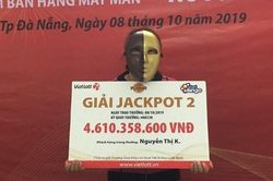 Cô bán vé số dạo tại Đà Nẵng trúng 4 tỷ đồng Vietlott