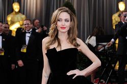 Angelina Jolie luôn biết cách mặc đẹp, khoe body sexy trước công chúng