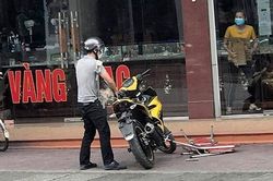 Tên cướp tiệm vàng đánh rơi balo tiền khi tháo chạy