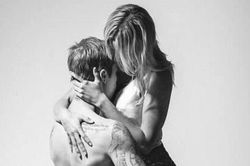 Hậu trường chụp ảnh nội y của vợ chồng Justin Bieber