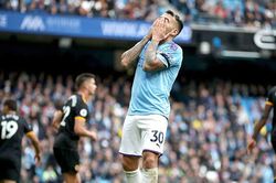 Thua sốc Wolves, kém Liverpool 8 điểm, chuyện gì đang xảy ra với Man City?
