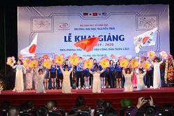Trường Đại học Nguyễn Trãi trao 300 suất học bổng cho sinh viên trong ngày khai giảng