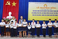 Trao học bổng cho 216 học sinh, sinh viên con hộ nghèo