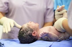 Bé sơ sinh chết thảm vì bác sĩ quá... lười