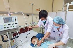 Thoáng đau đầu, bé 8 tuổi hôn mê nguy kịch ngay giữa lớp học