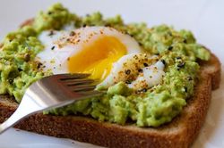 Sandwich bơ trứng ốp la cho bữa sáng giàu năng lượng