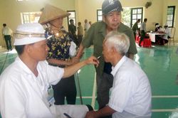 Chăm sóc sức khỏe người cao tuổi bằng nhiều hoạt động thiết thực