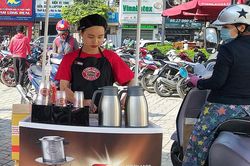 Khi cà phê Việt 'Đại chiến vỉa hè'