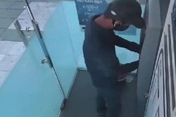 Truy bắt kẻ cài 'rệp' vào cây ATM để trộm mật khẩu
