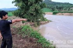 Sông 'nuốt' đất sản xuất, dân tố do khai thác cát