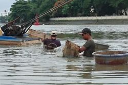 Kỳ 1: Ngụp lặn mưu sinh trên kênh đen