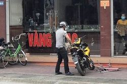 Thanh niên bịt mặt nổ súng cướp tiệm vàng rồi tẩu thoát