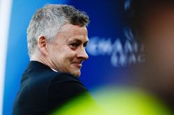 HLV Ole Solskjaer: Hãy ra đi, đừng muối mặt gánh tội cho MU