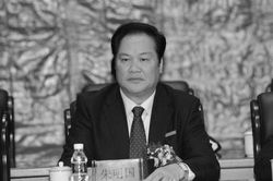 Bi hài quan tham Trung Quốc mê tín: Quỳ lạy thầy cúng giữa sân bay, dời mộ cha cầu thăng tiến