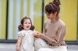 Tan chảy với loạt khoảnh khắc đáng yêu của con gái Hà Anh khi xuống phố cùng mẹ