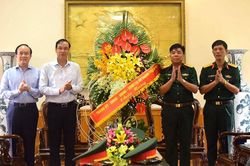 Phó Bí thư Thành ủy Đào Đức Toàn thăm, tặng quà Trung đoàn 102
