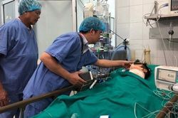 Con bị bạn bè trêu chọc sau khi mẹ ký đơn hiến tạng cha