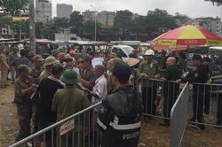 Thương binh 'bao vây' trụ sở VFF đòi mua vé xem trận Việt Nam - Malaysia