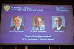Nobel Hóa học 2019 tôn vinh ba nhà khoa học với công trình về pin