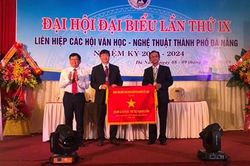 Văn, nghệ sĩ TP Đà Nẵng đón nhận Cờ thi đua xuất sắc của Thủ tướng Chính phủ
