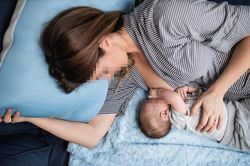 Mẹ nằm cho con bú, tỉnh dậy 'thét lên' với điều kinh hoàng...