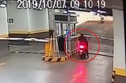 Trộm lấy xe máy chui qua thanh gác chắn ở chung cư quận Phú Nhuận