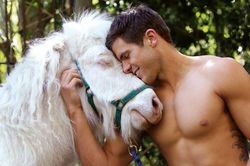 Dàn lính cứu hỏa body 6 múi chụp ảnh với động vật 'đốn tim' phái nữ