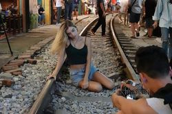 Hot girl Tây mê mải check in trước giờ cà phê đường tàu bị xóa sổ