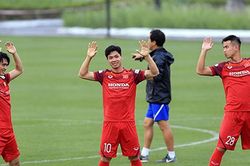 Vé chợ đen trận Việt Nam vs Malaysia tăng vọt; Quân của thầy Park có tuổi trung bình trẻ nhất bảng G