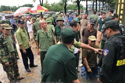 Nhiều thương binh phá cổng trụ sở VFF đòi vé trận Việt Nam-Malaysia