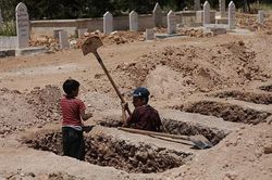 Câu chuyện 2 đứa trẻ đào huyệt và tàn dư tội ác của IS