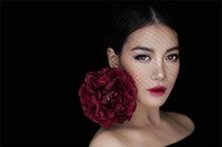 Đàn bà một đời chồng đừng sống trong tủi khổ, hãy ngẩng cao đầu như một đóa hoa hồng kiêu sa