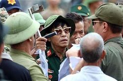 Nhiều người tự xưng thương binh 'làm loạn' ở cổng VFF, đòi vé trận Việt Nam - Malaysia