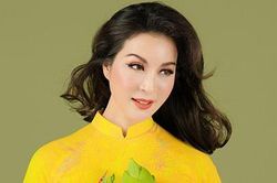MC Thanh Mai khoe nhan sắc không tuổi với áo dài hoa sen