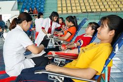 Hơn 300 người tham gia hiến máu