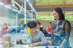 Làm giàu để giúp đỡ người nghèo