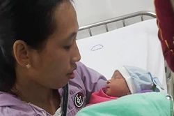 Một bé trai bị bỏ rơi tại cống chui