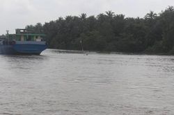 Sà lan chở 1.300 tấn chở than đá chìm trên kênh Chợ Gạo