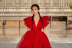 Dương Mịch khoe vòng một gợi cảm, đầy thần thái trên bìa tạp chí