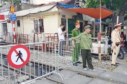Ngày đầu cấm người đi bộ khu 'phố đường tàu'