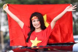 CĐV xinh đẹp tiếp lửa trận Việt Nam đấu Malaysia