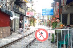 Dựng barie ngăn khách vào 'xóm cà phê đường tàu'