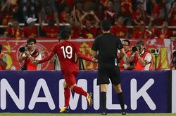 VIDEO Việt Nam 1-0 Malaysia: Quang Hải ghi bàn như Van Nistelrooy vào lưới Đức ở EURO 2004